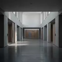 Ein leerer, modern gestalteter Universitätsflur mit klaren architektonischen Linien und natürlichem Lichteinfall. - Foto: über boerse-global.de