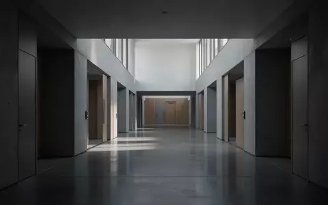 Ein leerer, modern gestalteter Universitätsflur mit klaren architektonischen Linien und natürlichem Lichteinfall. - Foto: über boerse-global.de