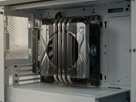 Nahaufnahme der Hardware-Komponenten eines Hochleistungsrechners mit Fokus auf die interne Kühlung und Grafikarchitektur. - Foto: über boerse-global.de