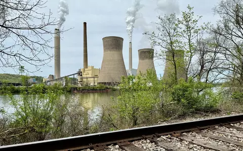 Die USA heben Vorschriften zum Ausstoß klimaschädlicher Treibhausgasemissionen auf. (Archivbild) - Foto: John Raby/AP/dpa