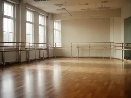 Leere Sporthalle mit Parkettboden und Sprossenwand im sanften Tageslicht. - Foto: über boerse-global.de