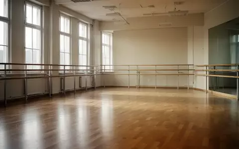Leere Sporthalle mit Parkettboden und Sprossenwand im sanften Tageslicht. - Foto: über boerse-global.de