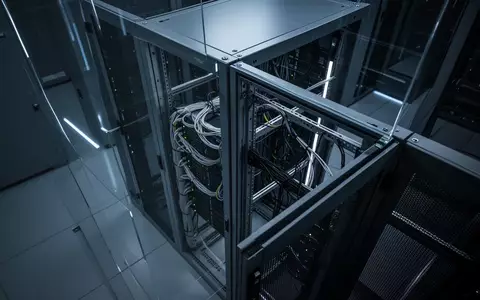 Ein minimalistischer Serverraum mit moderner Infrastruktur und kühler Beleuchtung, der Sicherheit und Datenschutz symbolisiert. - Foto: über boerse-global.de