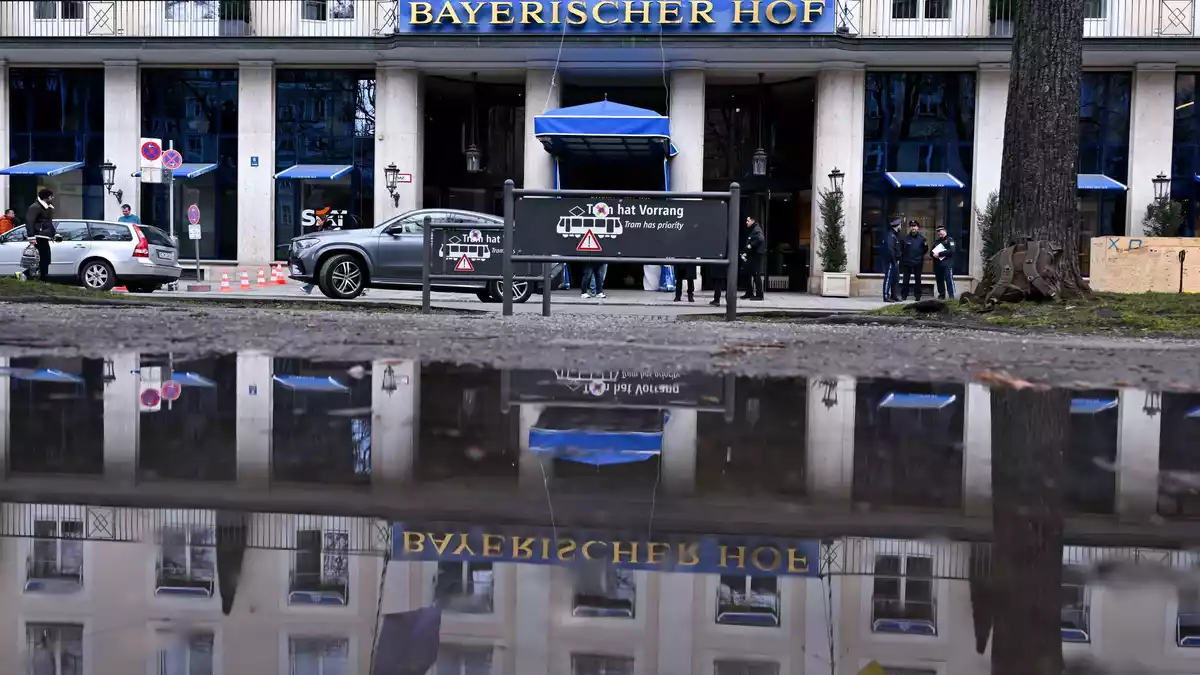 Im Bayerischen Hof fand die legendäre Oasis-Prügelei 2002 statt. (Archivbild) - Bild: Sven Hoppe/dpa