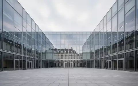 Moderne Glas- und Stahlfassade eines Verwaltungsgebäudes unter bewölktem Himmel. - Foto: über boerse-global.de