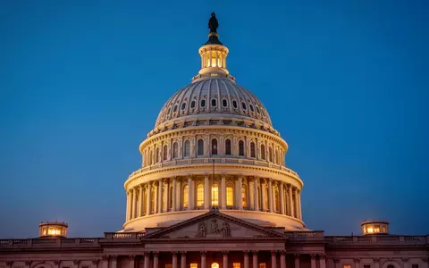 Die beleuchtete Kuppel des United States Capitol Gebäudes in der Abenddämmerung. - Foto: über boerse-global.de