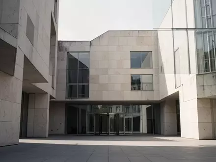 Moderne Fassade eines belgischen Regierungsgebäudes in neutralem Tageslicht. - Foto: über boerse-global.de