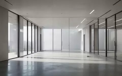 Ein minimalistischer, moderner Innenraum mit klaren Linien und hellem Tageslicht, der Ordnung und Struktur vermittelt. - Foto: über boerse-global.de