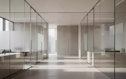Ein minimalistisches, modernes Bürointerieur mit sauberen Glaswänden und polierten Steinoberflächen in hellem Tageslicht. - Foto: über boerse-global.de