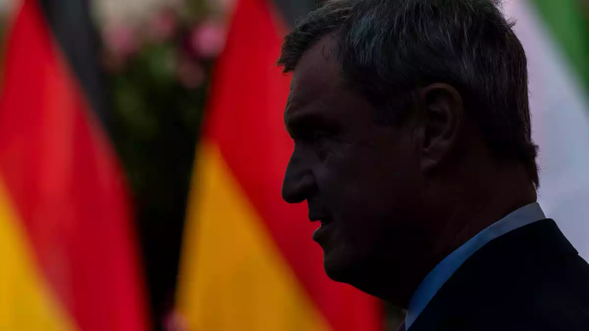 Je höher der Druck auf Kanzler Merz steigt, desto häufiger fällt auch der Name von Markus Söder als möglicher Nachfolger.  - Bild: Peter Kneffel/dpa