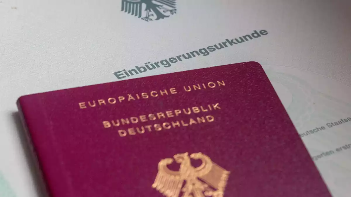 In Deutschland gibt es die Anspruchseinbürgerung und die Ermessenseinbürgerung. (Symbolbild) - Bild: Fernando Gutierrez-Juarez/dpa