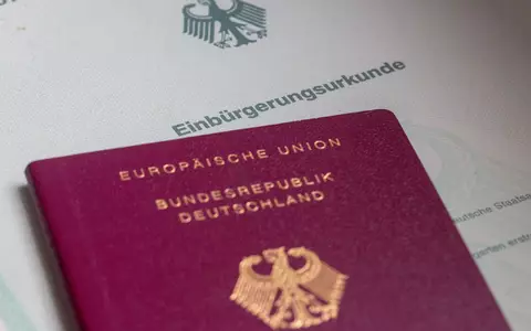 In Deutschland gibt es die Anspruchseinbürgerung und die Ermessenseinbürgerung. (Symbolbild) - Foto: Fernando Gutierrez-Juarez/dpa