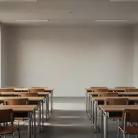 Ein leerer, minimalistischer Klassenraum mit leeren Schreibtischen in einem modernen Schulgebäude bei natürlichem Licht. - Foto: über boerse-global.de