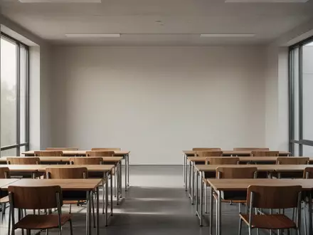 Ein leerer, minimalistischer Klassenraum mit leeren Schreibtischen in einem modernen Schulgebäude bei natürlichem Licht. - Foto: über boerse-global.de
