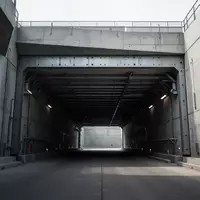 Betoneingang eines modernen unterirdischen Schutzraums oder Tunnelsystems in einer minimalistischen Architektur. - Foto: über boerse-global.de