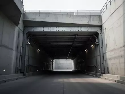 Betoneingang eines modernen unterirdischen Schutzraums oder Tunnelsystems in einer minimalistischen Architektur. - Foto: über boerse-global.de