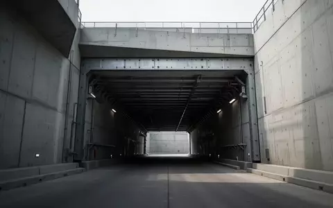 Betoneingang eines modernen unterirdischen Schutzraums oder Tunnelsystems in einer minimalistischen Architektur. - Foto: über boerse-global.de
