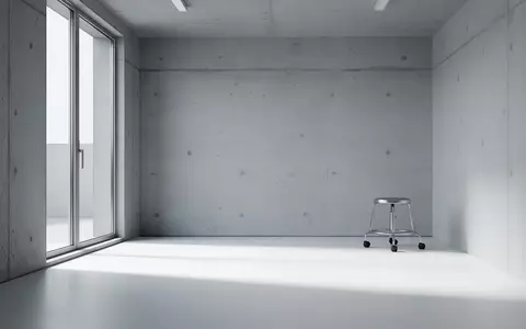 Ein leerer, steriler Untersuchungsraum in einer Klinik mit hellem Tageslicht und minimalistischer Einrichtung. - Foto: über boerse-global.de