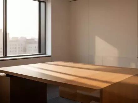 Ein minimalistischer, heller Büroraum mit klaren Linien und natürlichem Lichteinfall, ohne sichtbare Unterlagen oder Personen. - Foto: über boerse-global.de