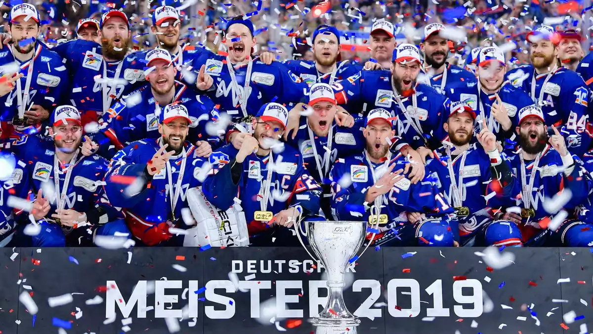 Viele DEL-Trainer sehen das Ende der Titel-Durststrecke für die Adler Mannheim gekommen. (Archiv) - Bild: Uwe Anspach/dpa