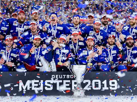 Viele DEL-Trainer sehen das Ende der Titel-Durststrecke für die Adler Mannheim gekommen. (Archiv) - Foto: Uwe Anspach/dpa