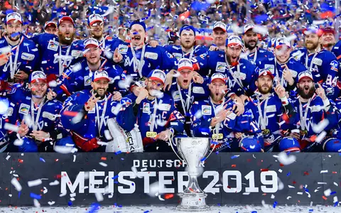 Viele DEL-Trainer sehen das Ende der Titel-Durststrecke für die Adler Mannheim gekommen. (Archiv) - Foto: Uwe Anspach/dpa
