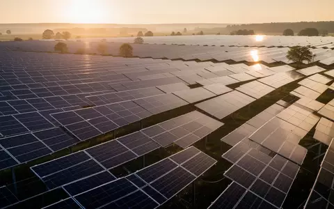 Weitläufiger Solarpark mit Photovoltaik-Modulen bei Sonnenuntergang - Foto: über boerse-global.de