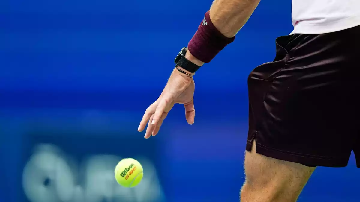 Mit seinem Auftippen des Balls vor dem Aufschlag sorgte Alexander Zverev für Kontroversen. - Bild: Frank Franklin II/AP/dpa