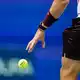 Mit seinem Auftippen des Balls vor dem Aufschlag sorgte Alexander Zverev für Kontroversen. - Bild: Frank Franklin II/AP/dpa