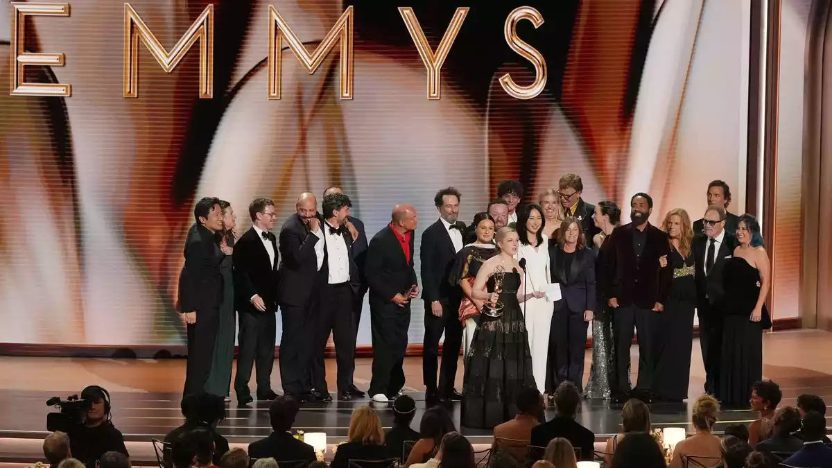«Widow's Bay» wurde zum Überraschungssieger der diesjährigen Emmys.  - Bild: Chris Pizzello/Invision/AP/dpa