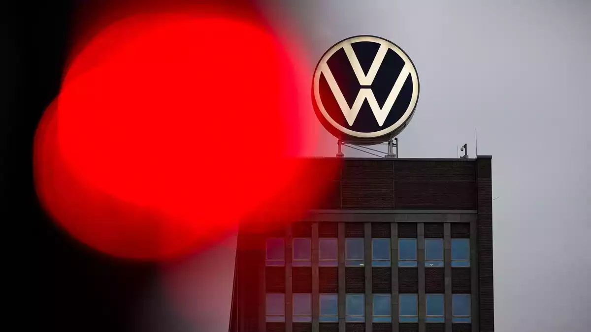 Ein Wirtschaftspsychologe warnt: Die Krise bei Volkswagen kann Auswirkungen auf die Personalgewinnung haben. (Archivbild) - Bild: Moritz Frankenberg/dpa