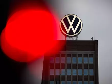 Ein Wirtschaftspsychologe warnt: Die Krise bei Volkswagen kann Auswirkungen auf die Personalgewinnung haben. (Archivbild) - Foto: Moritz Frankenberg/dpa