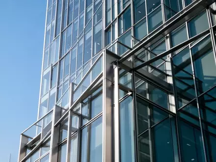Moderne Glasfassade eines Bürogebäudes in Tokio bei hellem Tageslicht. - Foto: über boerse-global.de