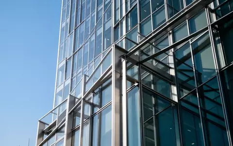 Moderne Glasfassade eines Bürogebäudes in Tokio bei hellem Tageslicht. - Foto: über boerse-global.de