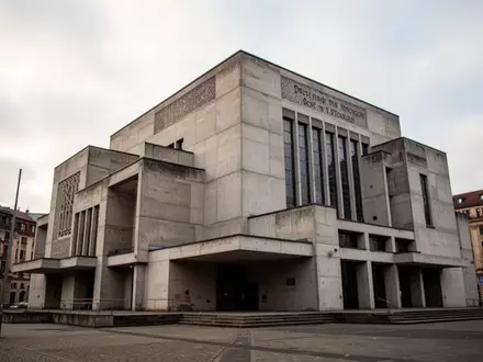 Die moderne Architektur der Dresdner Synagoge bei Tageslicht nach Abschluss der Umbauarbeiten. - Foto: über boerse-global.de