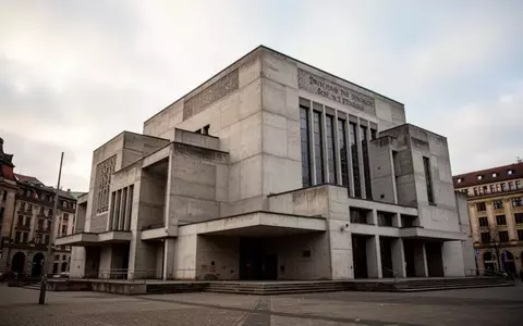 Die moderne Architektur der Dresdner Synagoge bei Tageslicht nach Abschluss der Umbauarbeiten. - Foto: über boerse-global.de