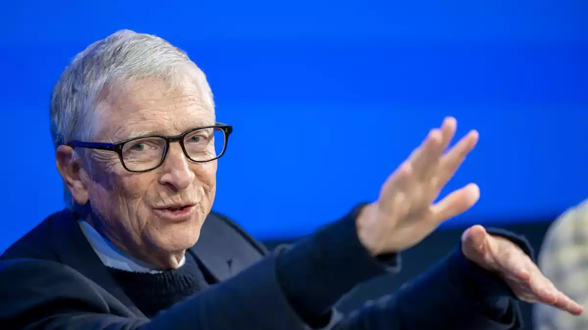 Künstliche Intelligenz müsse die Schere zwischen Arm und Reich schließen, argumentiert die Stiftung von Microsoft-Mitgründer Bill Gates. (Archivbild) - Bild: Gian Ehrenzeller/KEYSTONE/dpa