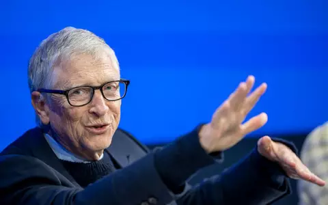 Künstliche Intelligenz müsse die Schere zwischen Arm und Reich schließen, argumentiert die Stiftung von Microsoft-Mitgründer Bill Gates. (Archivbild) - Foto: Gian Ehrenzeller/KEYSTONE/dpa