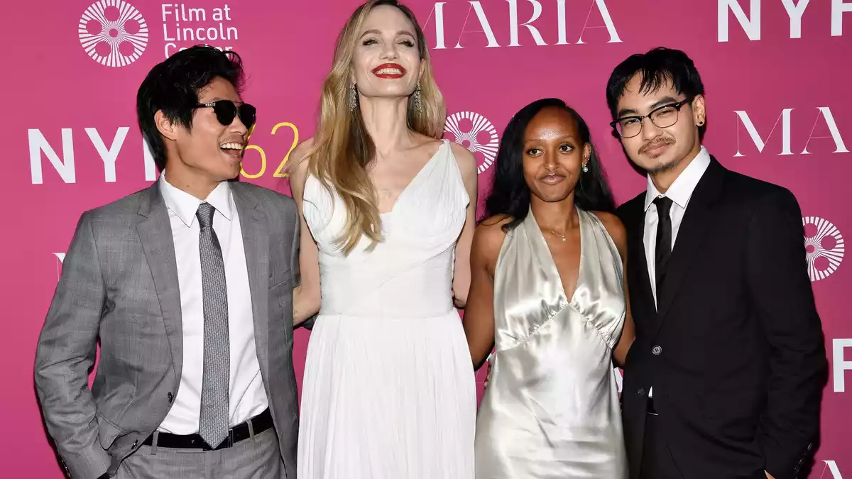 Der älteste Sohn der geschiedenen Hollywood-Stars Angelina Jolie und Brad Pitt, Maddox (r), hat offiziell den Nachnamen seines Vaters abgelegt. (Archivbild) - Bild: Evan Agostini/Invision via AP/dpa