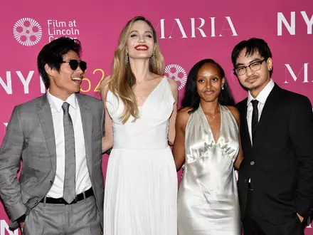Der älteste Sohn der geschiedenen Hollywood-Stars Angelina Jolie und Brad Pitt, Maddox (r), hat offiziell den Nachnamen seines Vaters abgelegt. (Archivbild) - Foto: Evan Agostini/Invision via AP/dpa