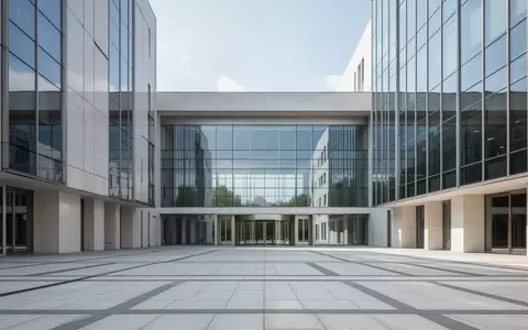 Ein minimalistisches, modernes Regierungsgebäude mit einer Fassade aus Stein und Glas bei hellem Tageslicht. - Foto: über boerse-global.de