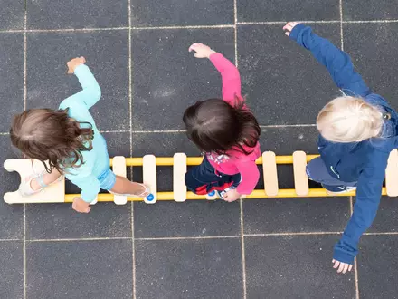 Wie viele Kinder haben Familien in verschiedenen Ländern? (Symbolbild) - Foto: Sebastian Kahnert/dpa-Zentralbild/dpa
