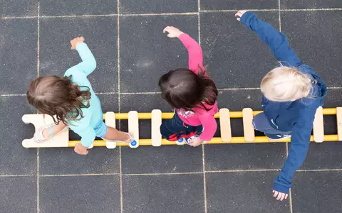 Wie viele Kinder haben Familien in verschiedenen Ländern? (Symbolbild) - Foto: Sebastian Kahnert/dpa-Zentralbild/dpa
