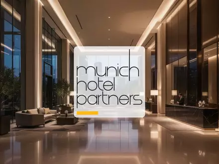 Modernes, hochwertiges Hotelfoyer bei Dämmerung mit stimmungsvoller Beleuchtung und eleganter Architektur. - Foto: über boerse-global.de