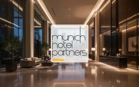 Modernes, hochwertiges Hotelfoyer bei Dämmerung mit stimmungsvoller Beleuchtung und eleganter Architektur. - Foto: über boerse-global.de
