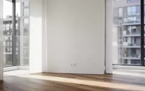 Ein minimalistisch eingerichteter, leerer Wohnraum mit großen Fenstern und einfallendem Tageslicht. - Foto: über boerse-global.de