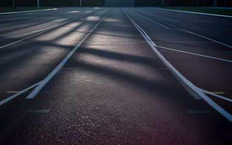Eine leere, moderne Laufbahn bei Morgendämmerung mit langen Schatten, die eine Atmosphäre von Fokus und Energie vermittelt. - Foto: über boerse-global.de