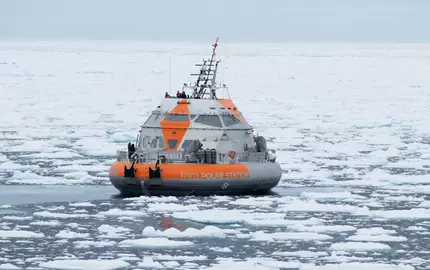 Die «Tara Polar Station» hat eine ovale Form, um dem Eisdruck standzuhalten. (Handout) - Foto: Julia Regnery/Alfred-Wegener-Institut/dpa