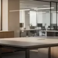Ein minimalistisch gestalteter, aufgeräumter Arbeitsplatz in einem hellen, modernen Büro mit Fokus auf eine neutrale Ästhetik. - Foto: über boerse-global.de