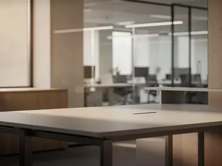 Ein minimalistisch gestalteter, aufgeräumter Arbeitsplatz in einem hellen, modernen Büro mit Fokus auf eine neutrale Ästhetik. - Foto: über boerse-global.de